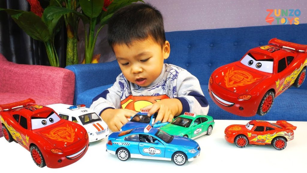 3 tuổi là độ tuổi thích hợp để bé có thể chơi bộ đồ chơi lắp ráp phương tiện